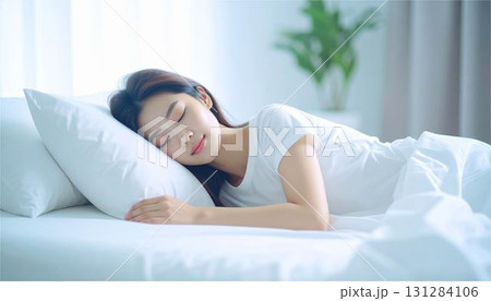 白い寝具で安らかに眠る若い日本人女性　AI生成 131284106