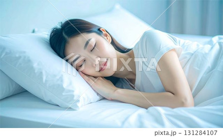白い寝具で安らかに眠る若い日本人女性 AI生成 白い寝具で安らかに眠る若い日本人女性 AI生成 131284107