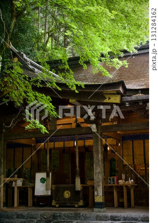 緑に覆われた貴船神社 131284162