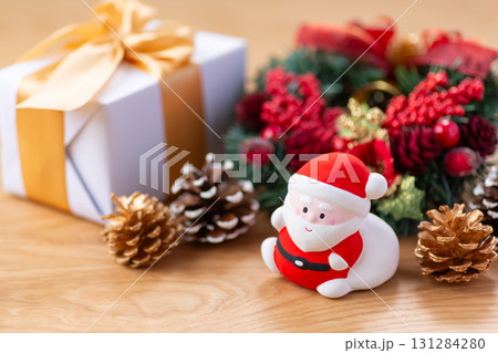サンタクロースとプレゼント サンタクロースとプレゼント 131284280