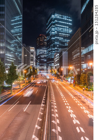《東京都》東京都心オフィス街の夜景 《東京都》東京都心オフィス街の夜景 131284285