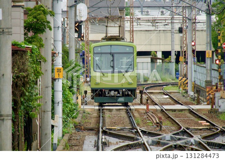 踏切を通過する叡山電鉄 131284473