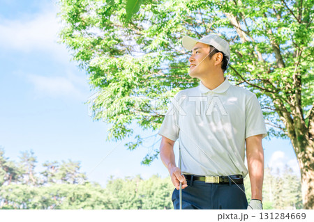 新緑の中でゴルフウェアを着た男性ゴルファー(ゴルフコース・アカデミー・会員権) 新緑の中でゴルフウェアを着た男性ゴルファー(ゴルフコース・アカデミー・会員権) 131284669