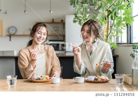 女友達・ママ友と美味しいランチを食べる女性(女子会) 女友達・ママ友と美味しいランチを食べる女性(女子会) 131284858