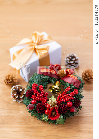 クリスマスリースとプレゼント クリスマスリースとプレゼント 131284979