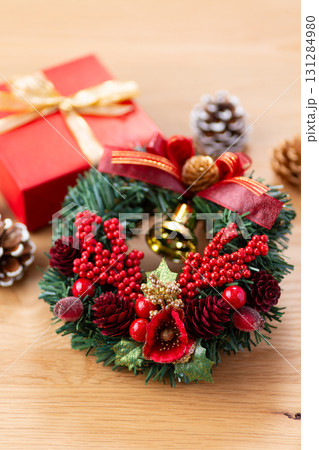 クリスマスリースとプレゼント 131284980