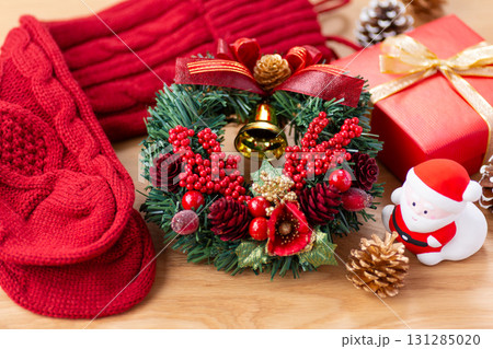 クリスマスリースとプレゼント クリスマスリースとプレゼント 131285020