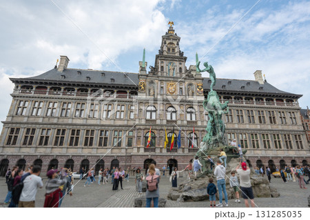 マルクト広場 アントワープ市庁舎(世界遺産の鐘楼)とブラボーの噴水/アントワープ、ベルギー マルクト広場 アントワープ市庁舎(世界遺産の鐘楼)とブラボーの噴水/アントワープ、ベルギー 131285035