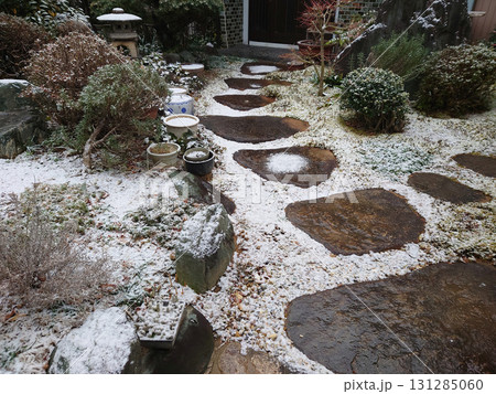 Japanese garden's fresh snnow / 晩秋に雪が積もり始めた回遊式日本庭園 131285060