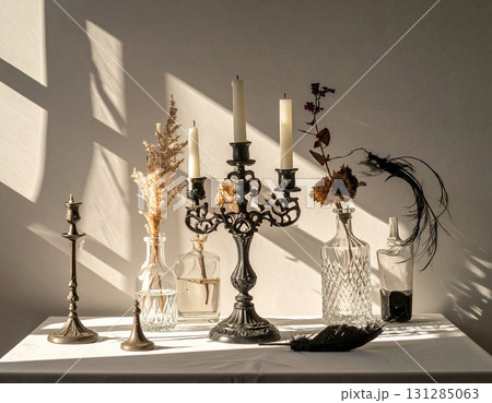 黒い羽とクラシックキャンドル 131285063