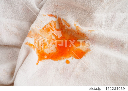 Dirty spicy sauce stain on cloth to wash with washing powder, cleaning housework. 131285089