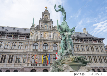 アントワープ市庁舎（世界遺産の鐘楼）とブラボーの噴水／アントワープ、ベルギー 131285110