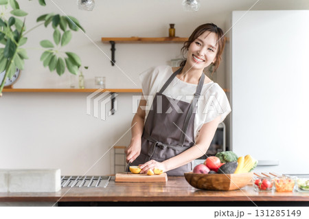 キッチンで料理をする若いアジア人女性(切る・包丁・クッキング・手料理) キッチンで料理をする若いアジア人女性(切る・包丁・クッキング・手料理) 131285149