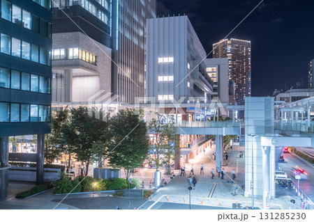 《東京都》田町駅前の街並み・都市夜景 《東京都》田町駅前の街並み・都市夜景 131285230