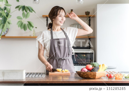 キッチンで料理をする若いアジア人女性(クッキング・手料理) キッチンで料理をする若いアジア人女性(クッキング・手料理) 131285285