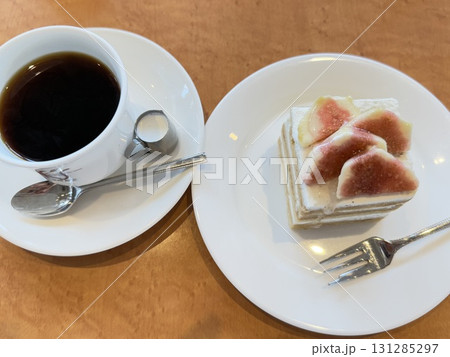 コーヒーとイチジクケーキのカフェ時間 131285297