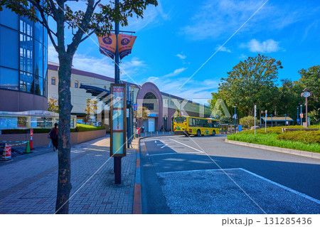 東京都狛江市の狛江駅北口バス停付近から小田急線 狛江駅方面を見る 131285436