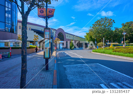 東京都狛江市の狛江駅北口バス停付近から小田急線 狛江駅方面を見る 東京都狛江市の狛江駅北口バス停付近から小田急線 狛江駅方面を見る 131285437