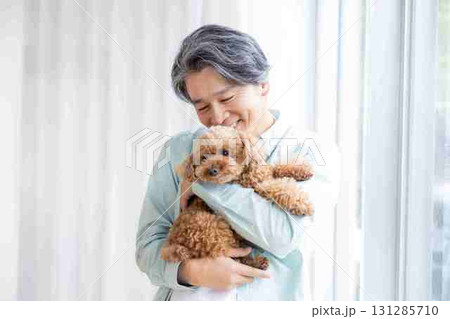 トイプードルを抱っこしているミドル男性 131285710