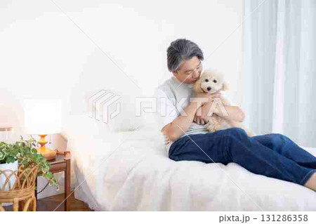 ペット 飼い主とベッドでくつろぐ犬 ペット 飼い主とベッドでくつろぐ犬 131286358