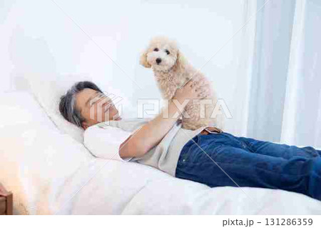 ペット 飼い主とベッドでくつろぐ犬 ペット 飼い主とベッドでくつろぐ犬 131286359