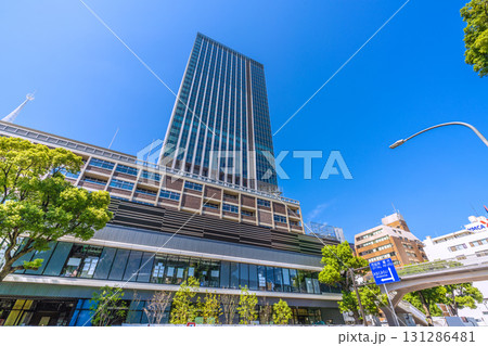 日本の横浜都市景観　ハマスタ入口側から、関内駅前のベースゲート横浜関内タワーなどを望む＝9月26日 131286481