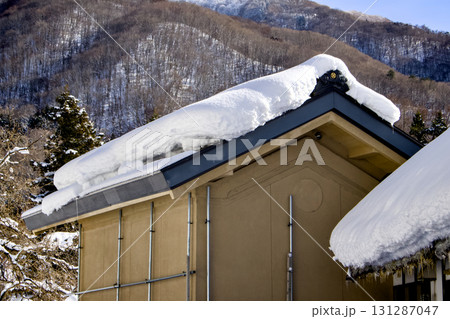 山と建物の屋根に雪が積もっている日常風景 131287047