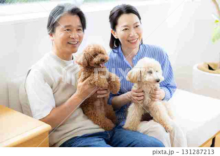 リビングで愛犬と過ごすミドル夫婦 リビングで愛犬と過ごすミドル夫婦 131287213