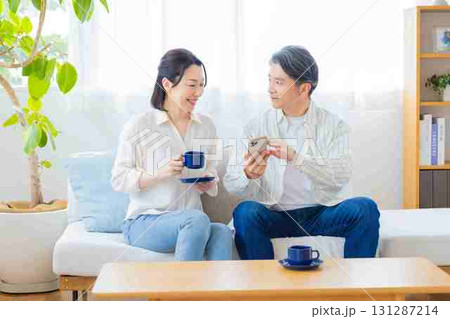 ソファーでくつろぐミドル夫婦 ソファーでくつろぐミドル夫婦 131287214