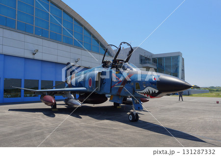 格納庫前のRF-4EファントムⅡ偵察機 131287332
