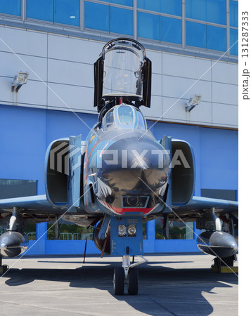 格納庫前のRF-4EファントムⅡ偵察機の機首正面 131287333