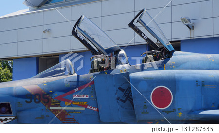 格納庫前のRF-4EファントムⅡ偵察機の機首側面 格納庫前のRF-4EファントムⅡ偵察機の機首側面 131287335