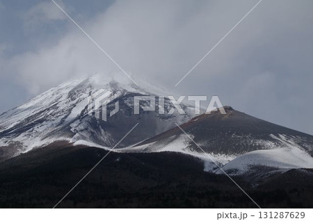 雪化粧の富士山と側火山宝永山のいろいろな顔6 131287629