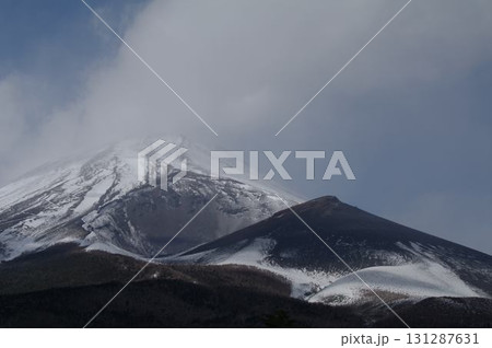 雪化粧の富士山と側火山宝永山のいろいろな顔8 131287631