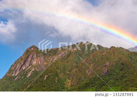 虹　世界自然遺産屋久島　モッチョム岳(秋 131287891