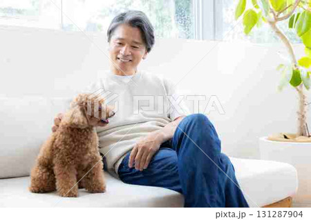 トイプードルと遊んでいるミドル男性 131287904