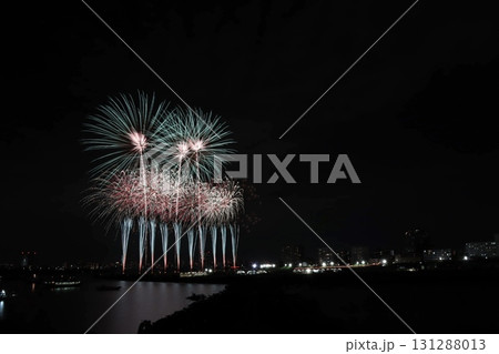 都会のビルと花火 都会のビルと花火 131288013