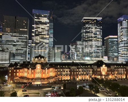 ライトアップされた夜の高層ビル ライトアップされた夜の高層ビル 131288014