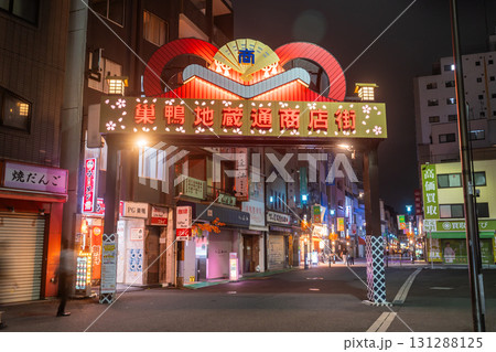 《東京都》巣鴨地蔵通商店街・夜景 《東京都》巣鴨地蔵通商店街・夜景 131288125