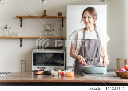 キッチンでお弁当を作る若いアジア人女性（お母さん・妻・主婦） 131288142