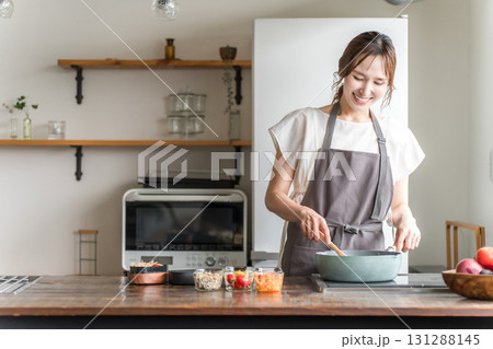 キッチンでお弁当を作る若いアジア人女性(お母さん・妻・主婦) キッチンでお弁当を作る若いアジア人女性(お母さん・妻・主婦) 131288145