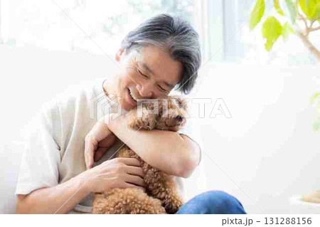 トイプードルと遊んでいるミドル男性 131288156