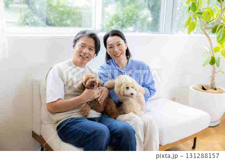 リビングで愛犬と過ごすミドル夫婦 131288157