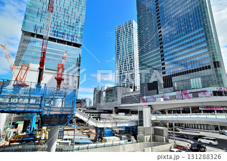 東京　渋谷駅周辺再開発が進む　高層ビル建設工事 131288326