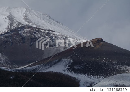 宝永山火口と世界遺産の富士山3 宝永山火口と世界遺産の富士山3 131288359