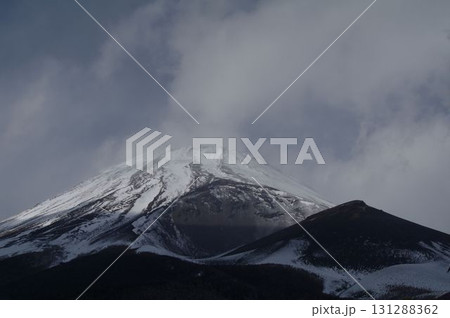 宝永山火口と世界遺産の富士山6 131288362