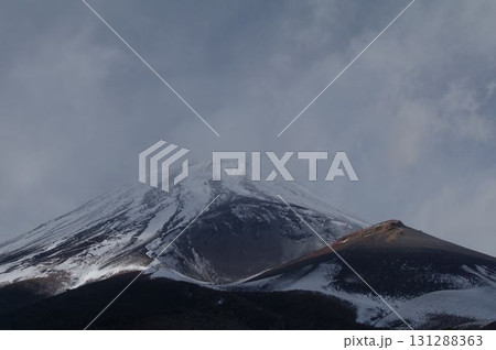 宝永山火口と世界遺産の富士山7 131288363