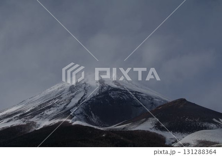 宝永山火口と世界遺産の富士山8 131288364