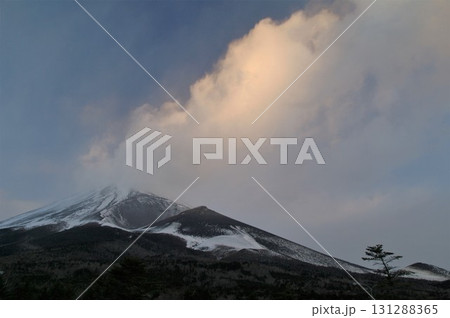 宝永山火口と世界遺産の富士山9 131288365