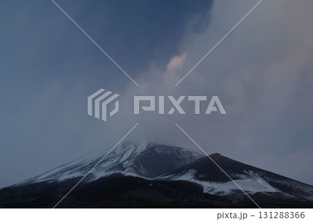 宝永山火口と世界遺産の富士山10 131288366